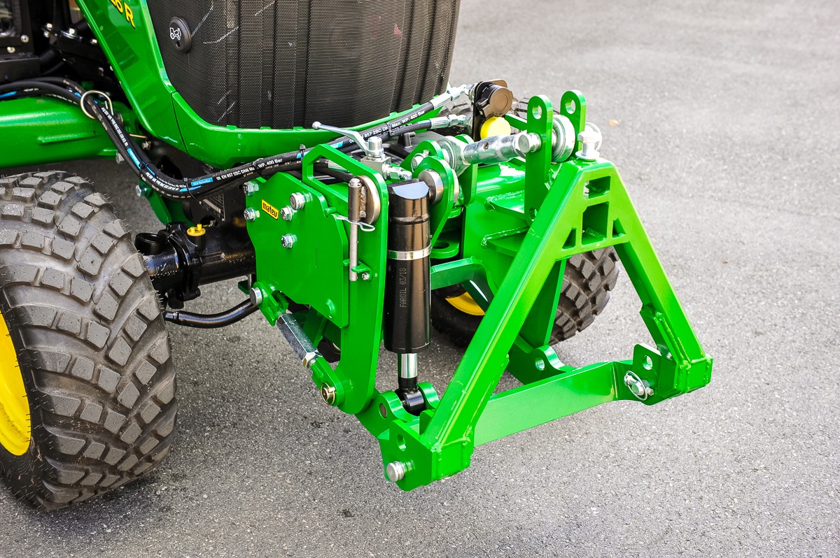 Grünes Dreipunkt-Hydrauliksystem für John Deere Traktor – Anbautechnik GrünTechnik Frank