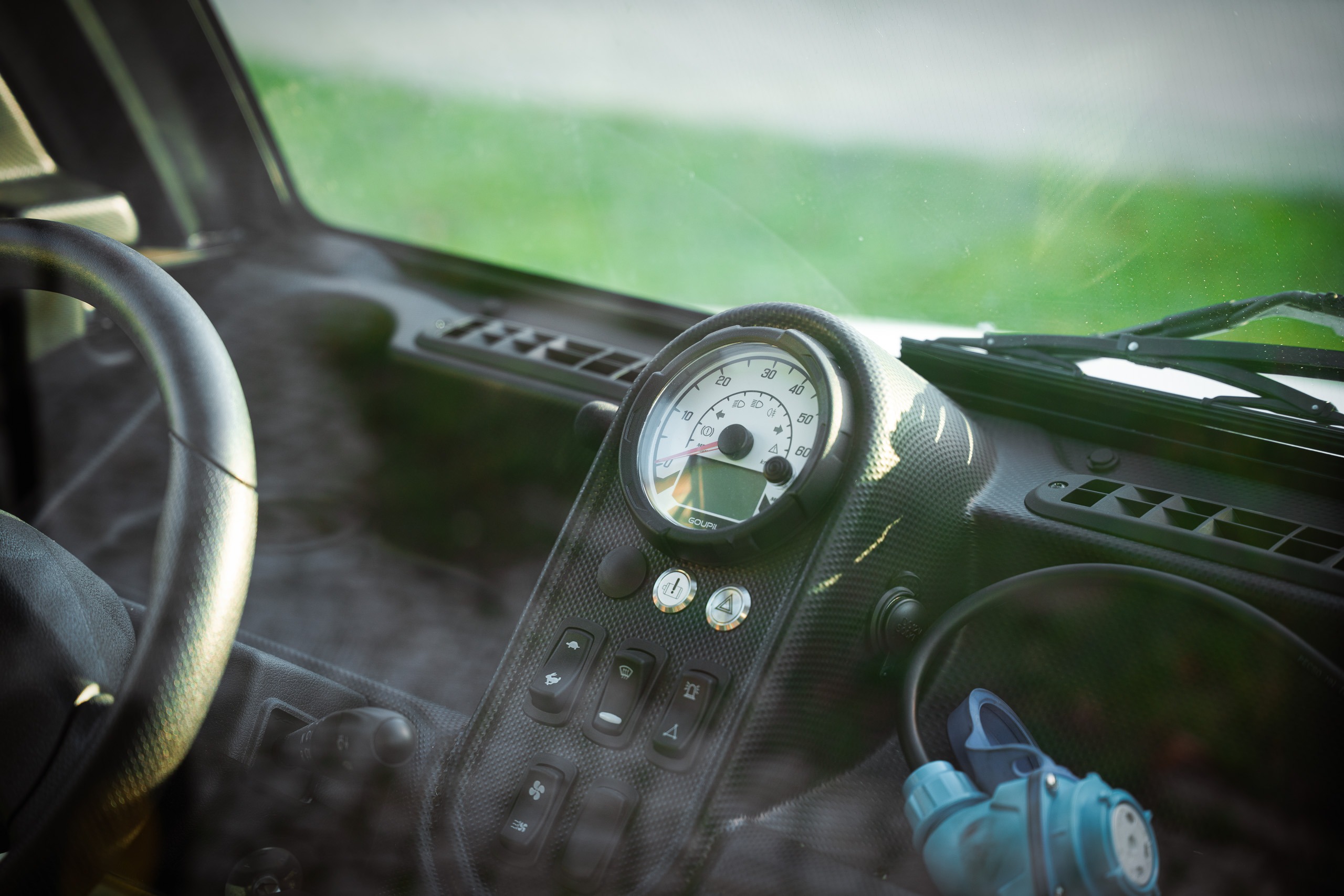 Armaturenbrett und Cockpit eines Goupil Elektrofahrzeugs mit Tacho und Bedieneinheit