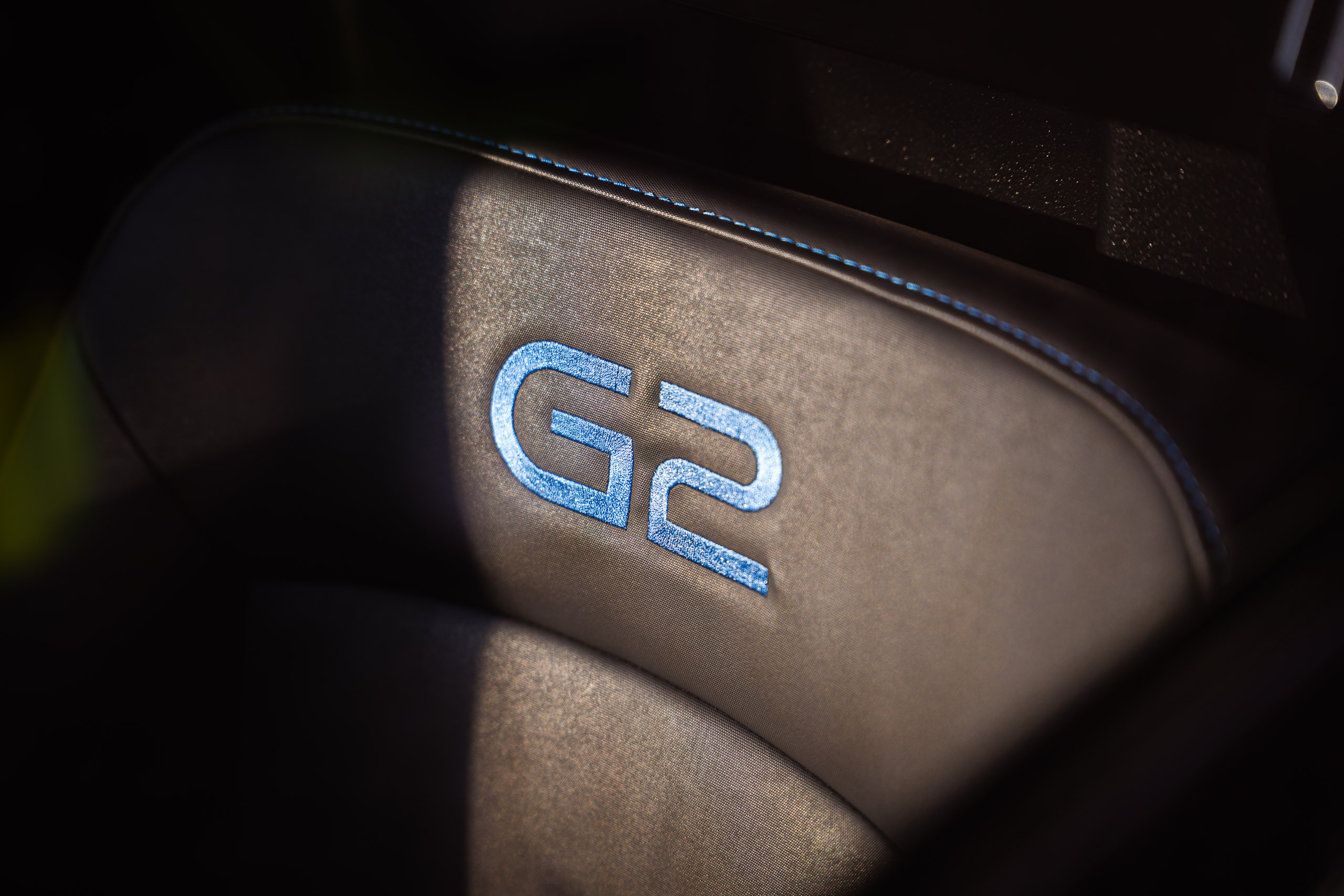 Goupil G2 Logo auf hochwertigem Fahrzeugsitz – Detail Elektrofahrzeug Kommunaltechnik