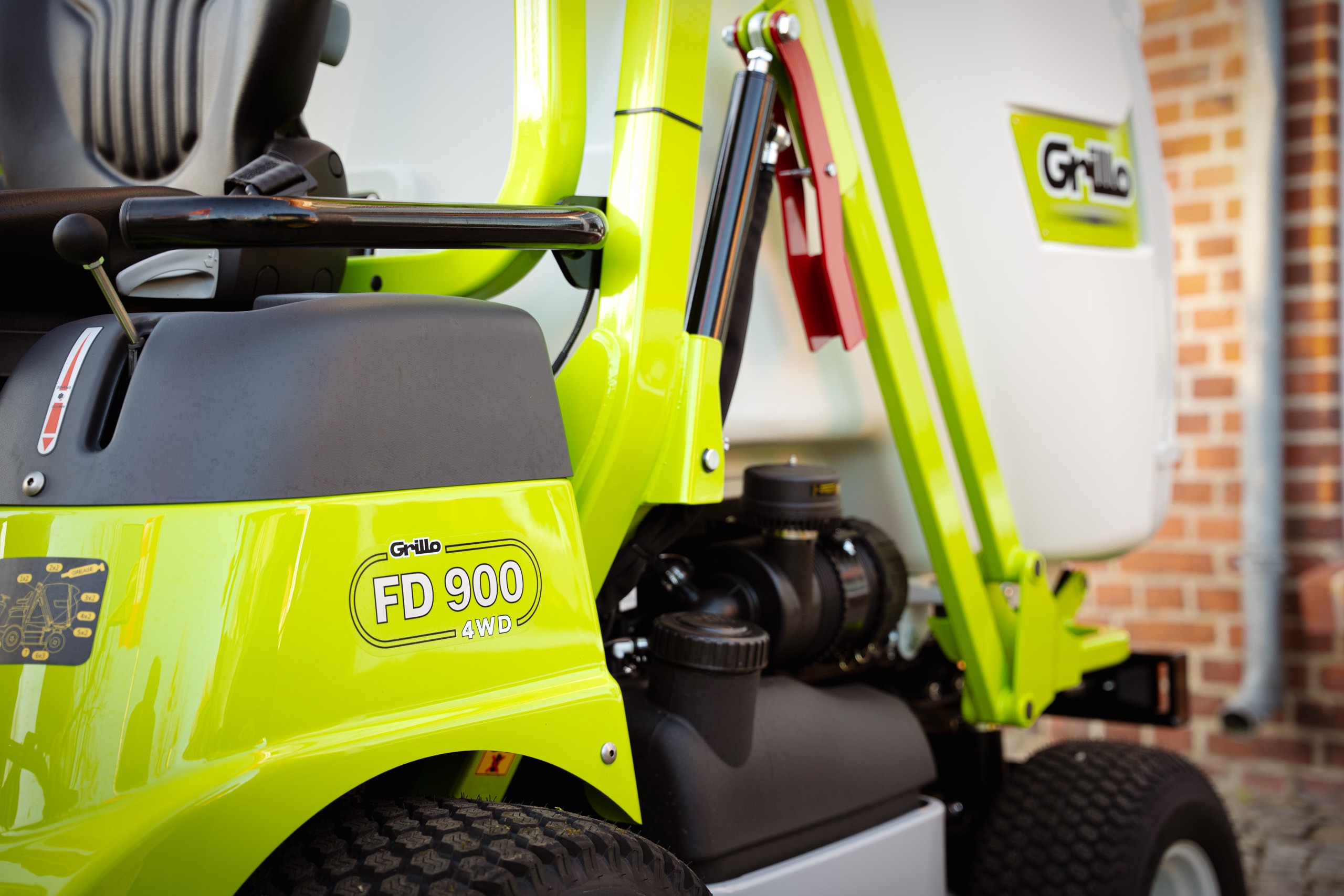 Grillo FD 900 4WD Logo auf gelbem Spindelmäher – Allradantrieb für professionelle Rasenpflege
