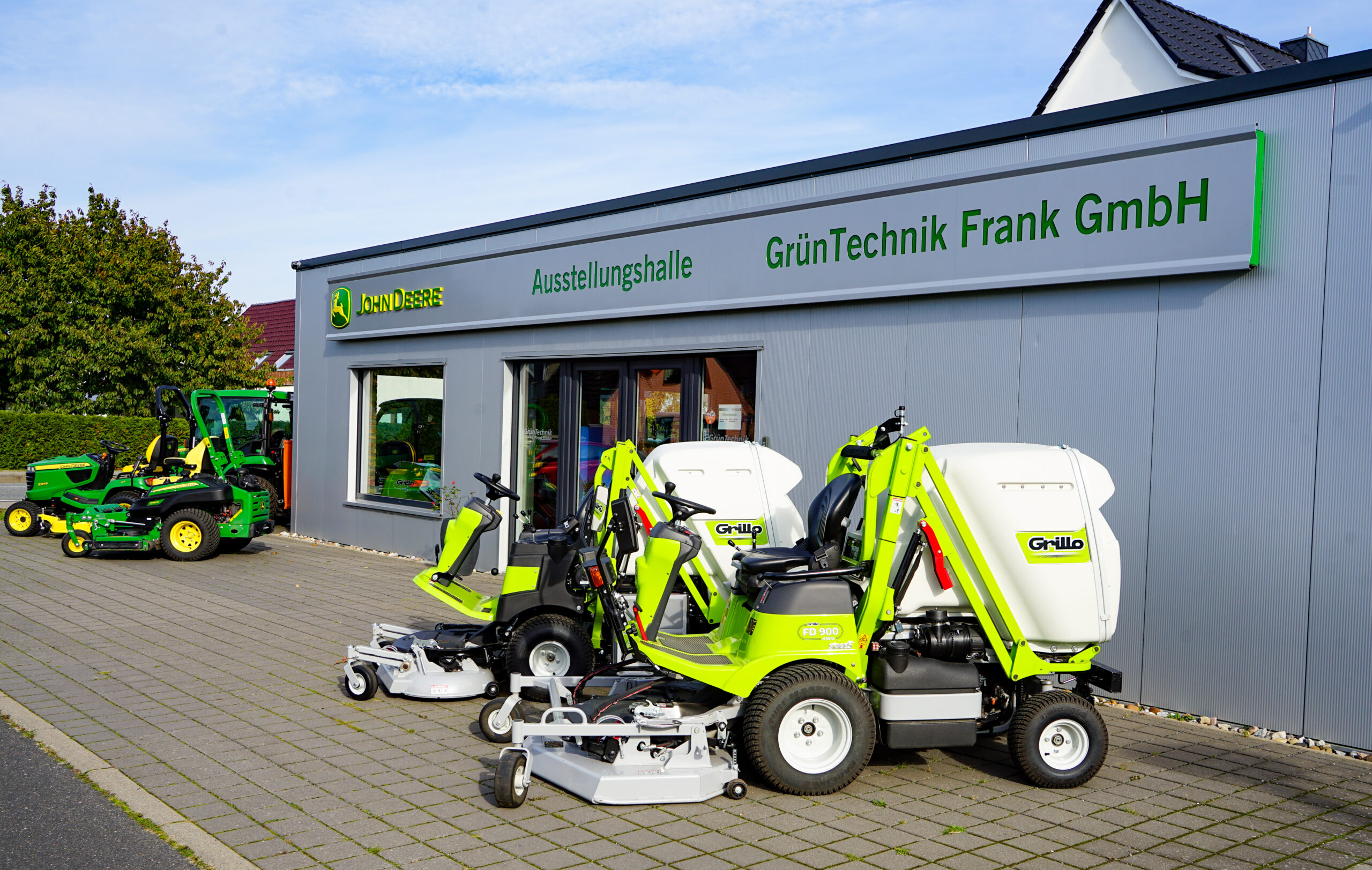 Grillo Spindelmäher vor GrünTechnik Frank Ausstellungshalle in Neu Roggentin – Professionelle Rasenpflegetechnik