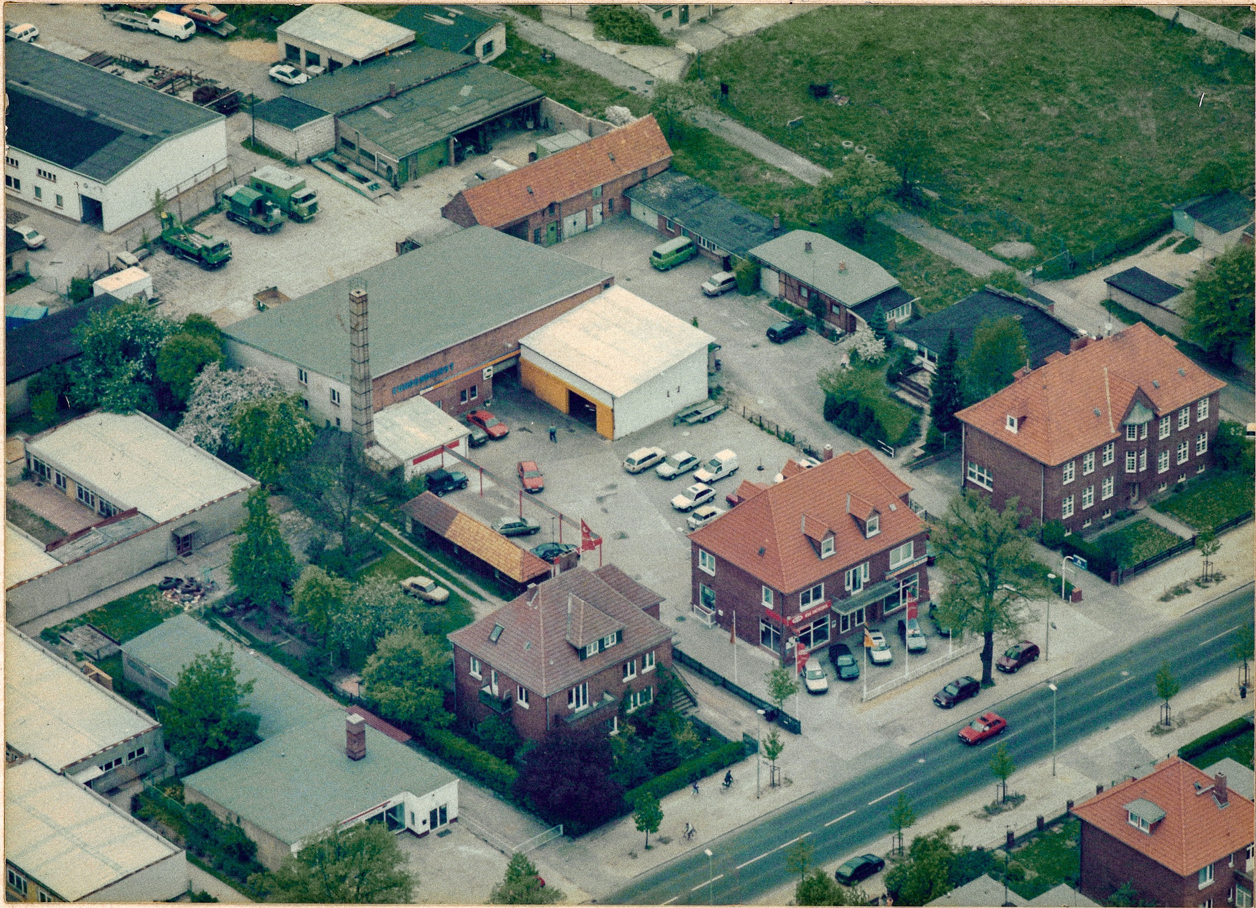 Luftaufnahme GrünTechnik Frank Firmensitz Schwerin mit Ausstellungsfläche, Werkstatt und Parkplätzen