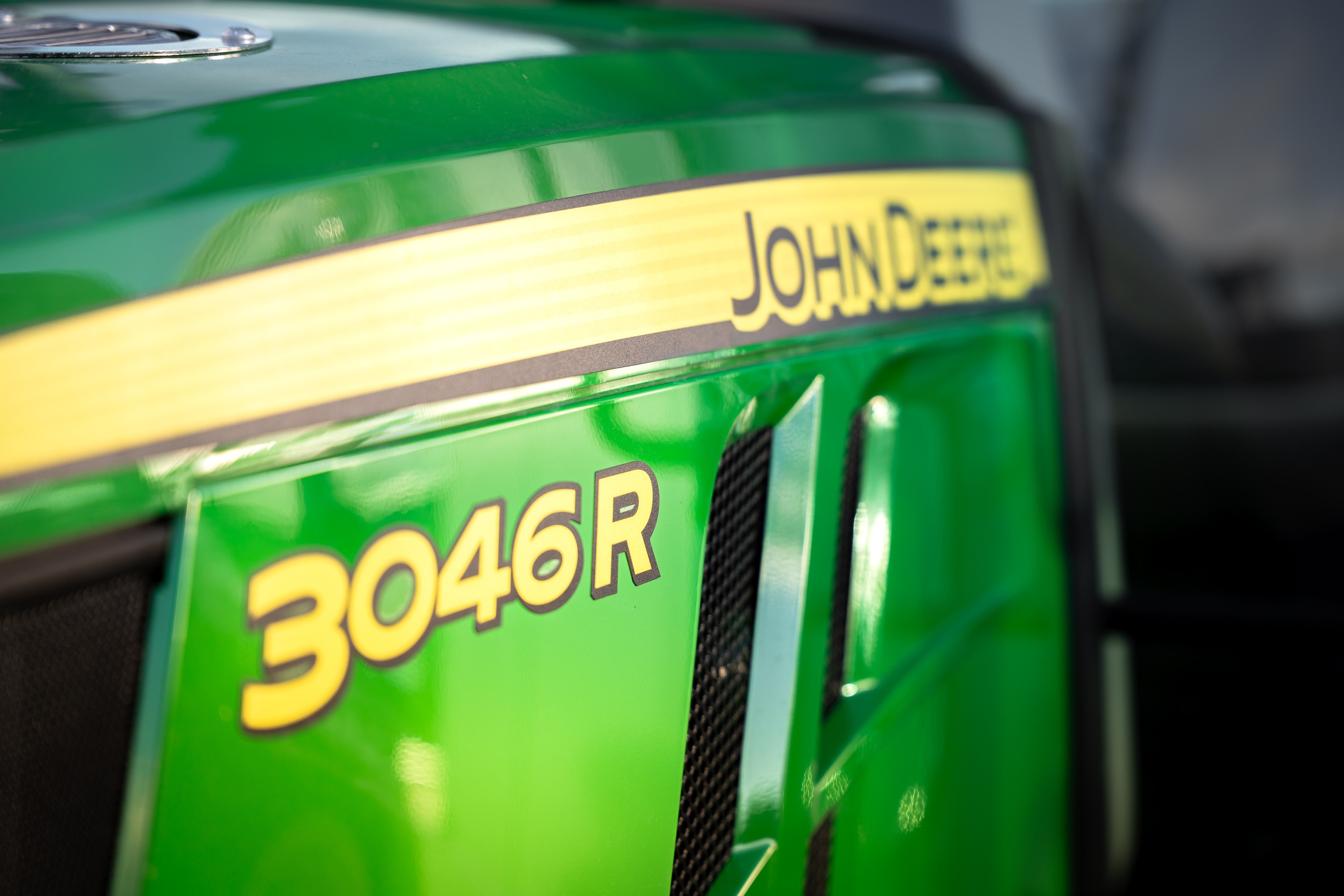 John Deere 3046R Modellbezeichnung auf grünem Traktor – Kompakttechnik GrünTechnik Frank
