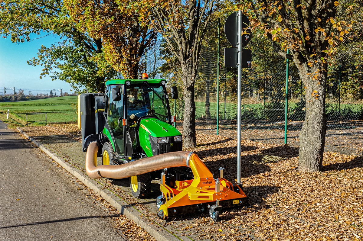 John Deere Traktor mit gelbem Matev Laubsauger bei kommunaler Laubbeseitigung – GrünTechnik Frank