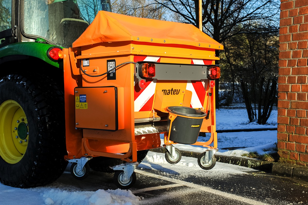Orange Matev Salzstreumaschine Detail mit Warnmarkierung – Winterdiensttechnik GrünTechnik Frank