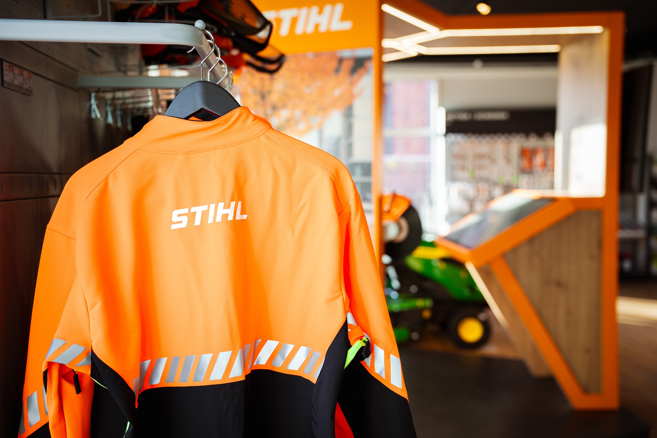 Orange STIHL Schnittschutzjacke mit Warnstreifen – Professionelle Forstbekleidung GrünTechnik Frank