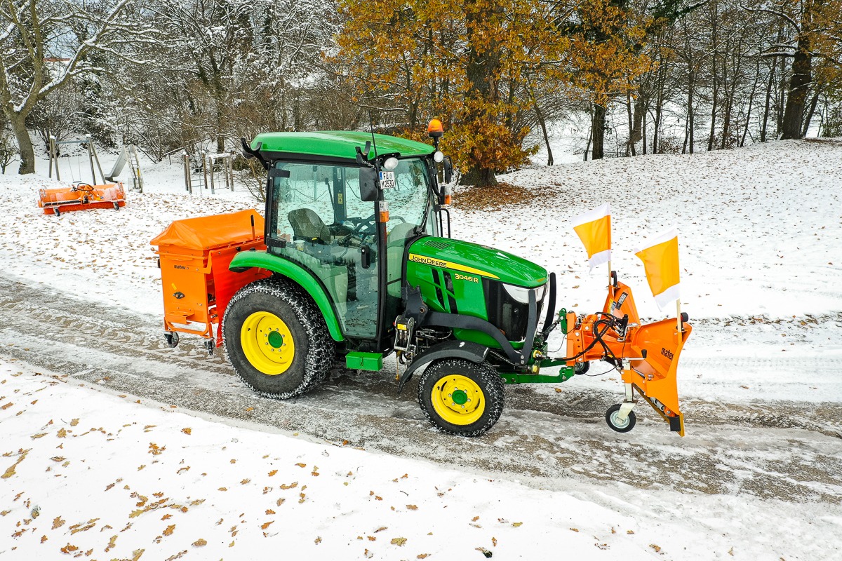 John Deere Traktor mit Schneepflug und Salzstreumaschine im Wintereinsatz – GrünTechnik Frank Mecklenburg-Vorpommern